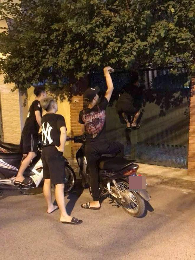 Đến tận nhà bố Sơn thay Vũ đòi nợ 300 triệu từ Thư sau tập 78 Về nhà đi con, nhóm thanh niên trẻ bị ném đá sấp mặt-2