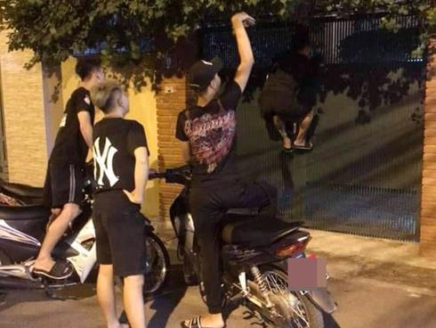 Đến tận nhà bố Sơn thay Vũ đòi nợ 300 triệu từ Thư sau tập 78 'Về nhà đi con', nhóm thanh niên trẻ bị ném đá sấp mặt