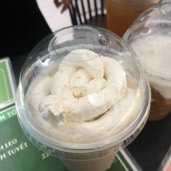 Gọi 1 ly hồng trà kem cheese, khách hàng hết hồn khi nhân viên bê ra một cốc có hình thù lạ...-2