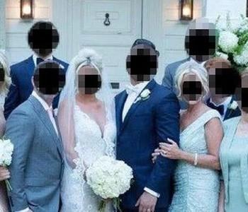Đánh đố quan khách vì diện váy và làm tóc giống hệt con dâu trong đám cưới, mẹ chồng bị dân mạng ném đá tơi tả-1