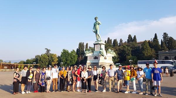 Dế Việt chắp cánh ‘giấc mơ châu Âu’ của du khách Việt-3