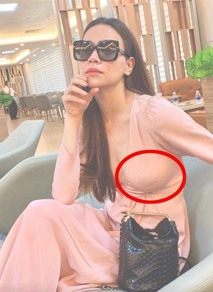 Lỗi thời trang cơ bản khiến Ngọc Trinh, Ngân 98 ê chề vì lộ miếng dán ngực phản cảm-7