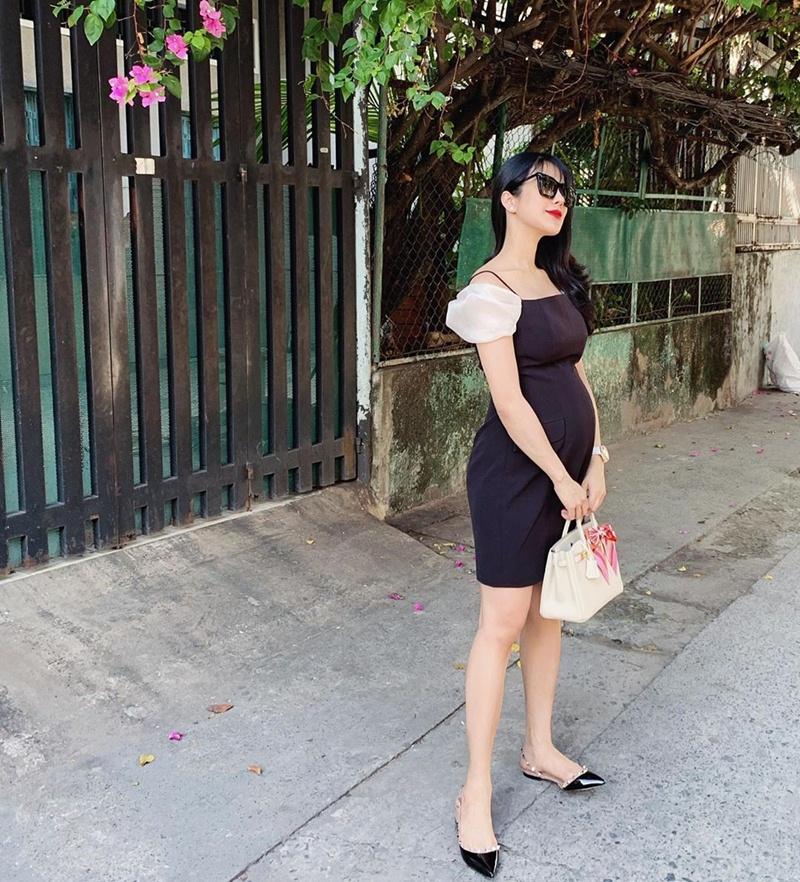 Cùng khoe street style với sắc hồng: Sơn Tùng đỏm dáng - Ngọc Trinh sexy - Phạm Hương cổ điển-3