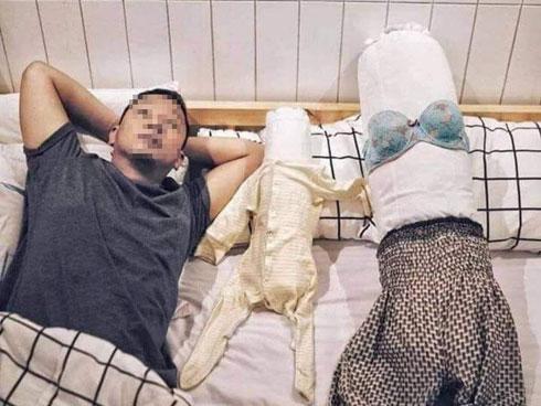 Cưới đúng tháng cô hồn lại còn bày đặt mời người yêu cũ, mở phong bì mừng ra mới tá hỏa...-4