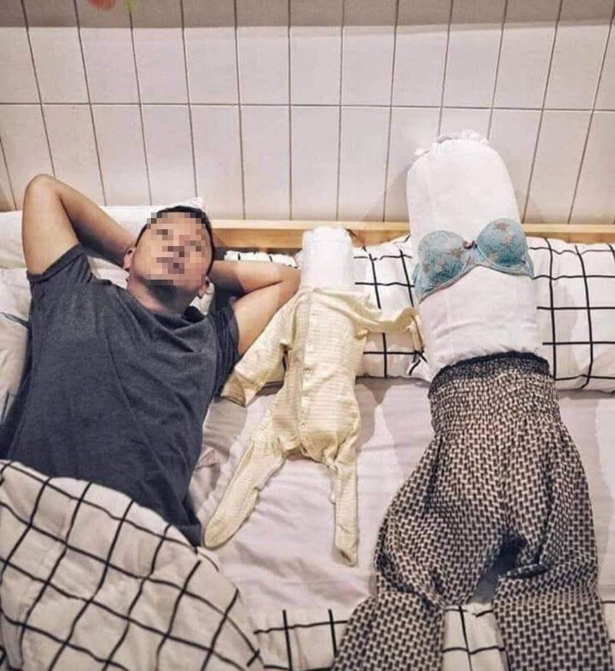 Trai ế lâu ngày sốt ruột làm hình nộm vợ con nằm bên cạnh nhưng dân mạng lại chỉ thắc mắc... chiếc áo lót phụ nữ-2