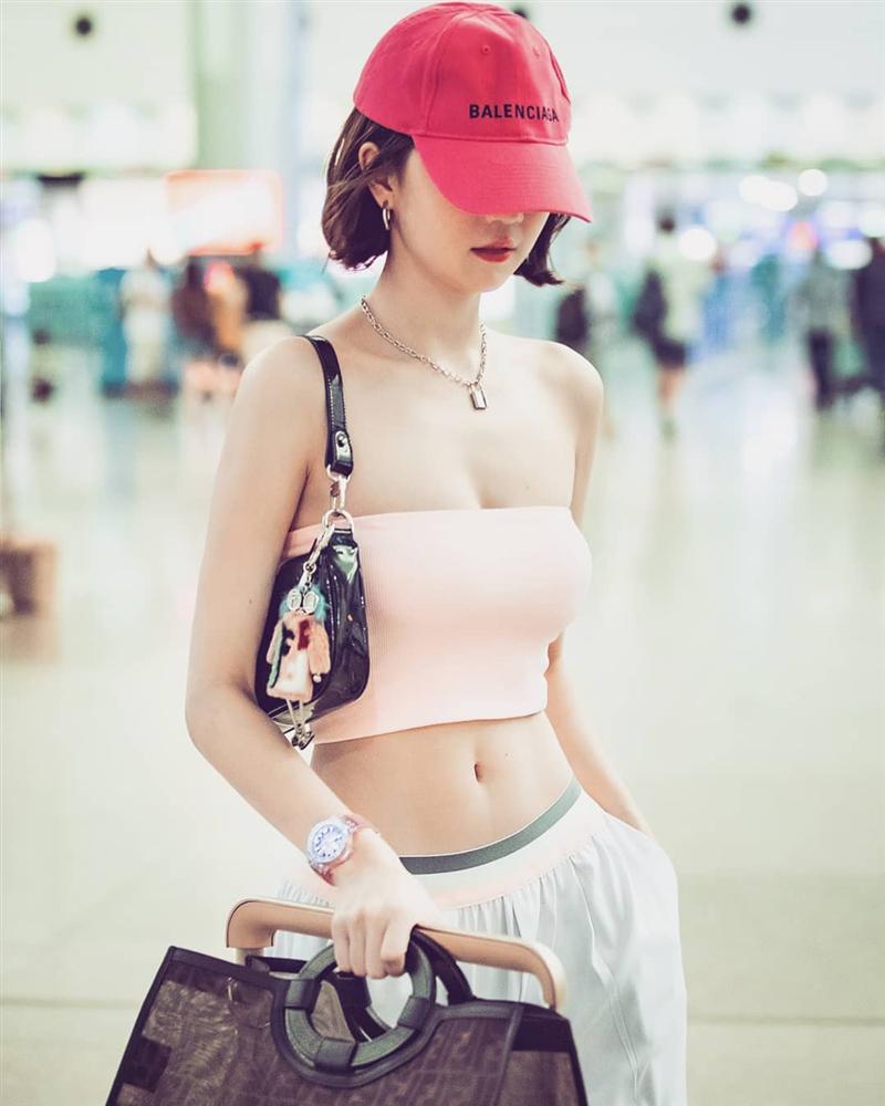 Cùng khoe street style với sắc hồng: Sơn Tùng đỏm dáng - Ngọc Trinh sexy - Phạm Hương cổ điển-2
