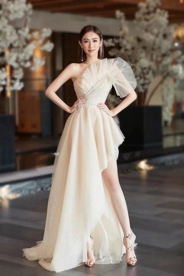 Nhã tiểu tam Quỳnh Nga khoe nhan sắc trong veo với đầm trắng - Tú Hảo chơi lớn với váy xẻ tận xương hông-2