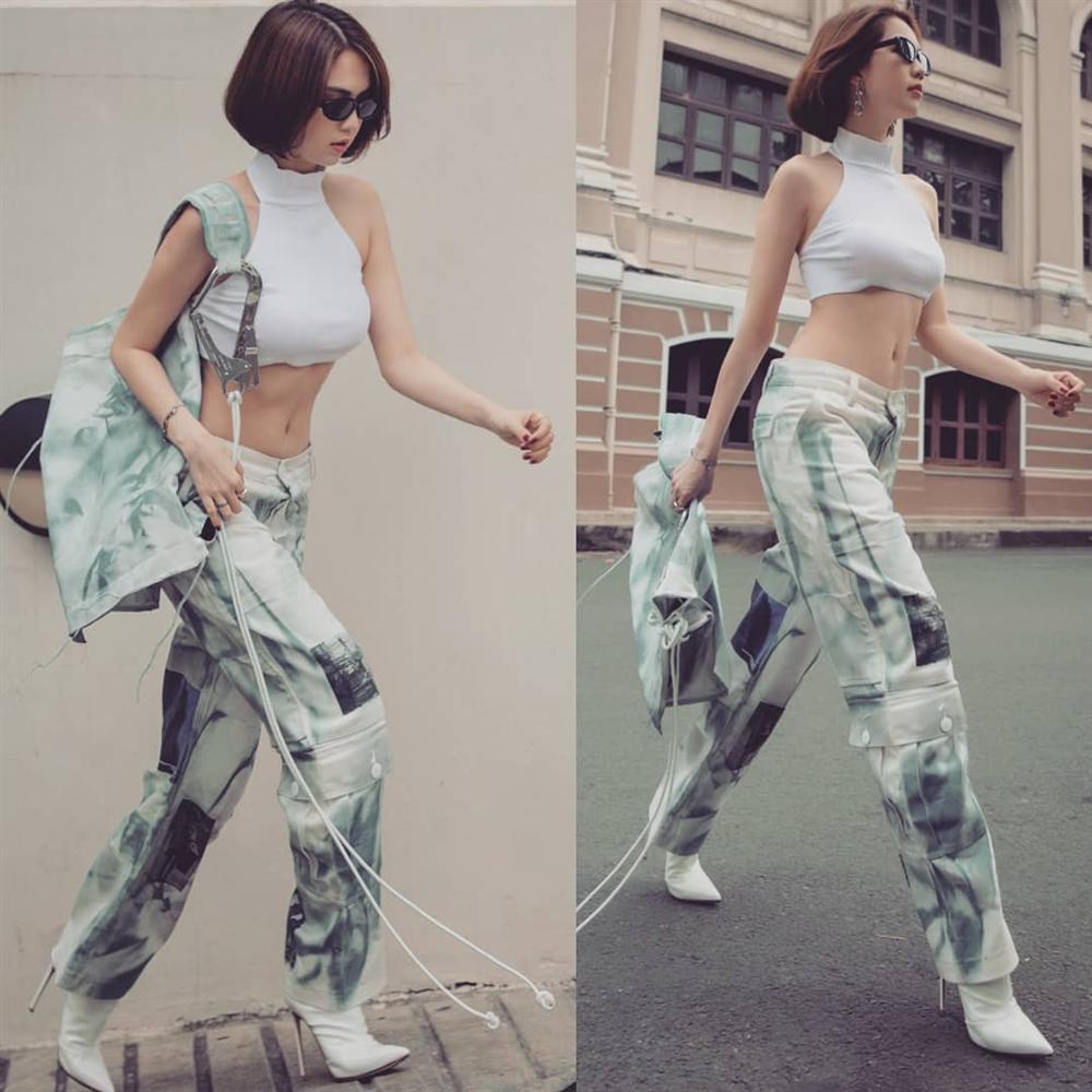 Không cần đầm ôm, Ngọc Trinh chỉ cần crop top với quần thụng thể thao là vẫn sexy không trượt phát nào-5