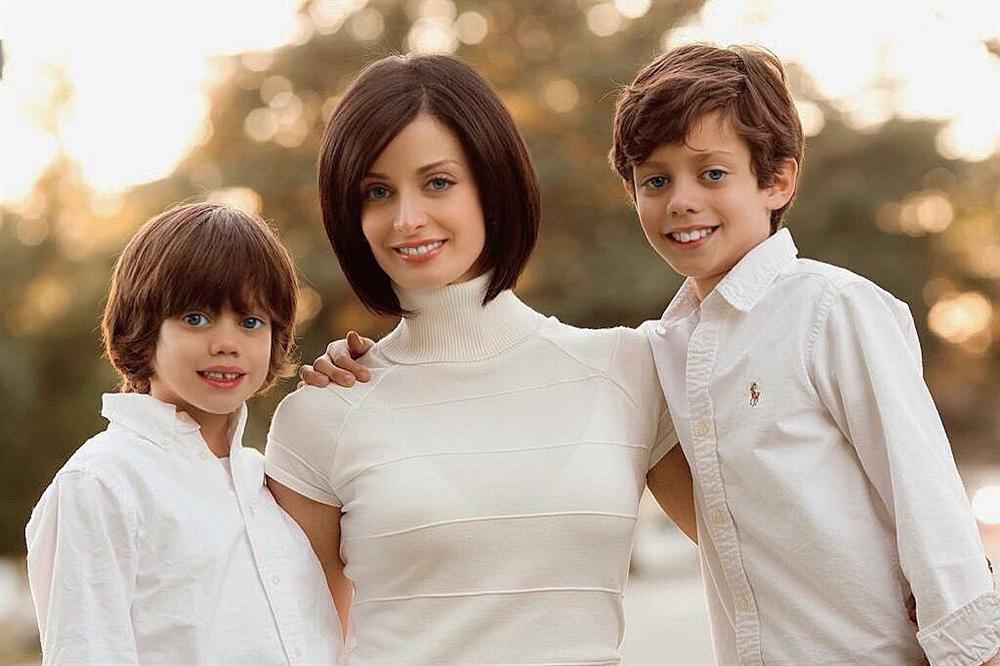 Bản tin Hoa hậu Hoàn vũ 2/8: Cùng để tóc dài, nhan sắc HHen Niê có át nổi đàn chị Phạm Hương?-4