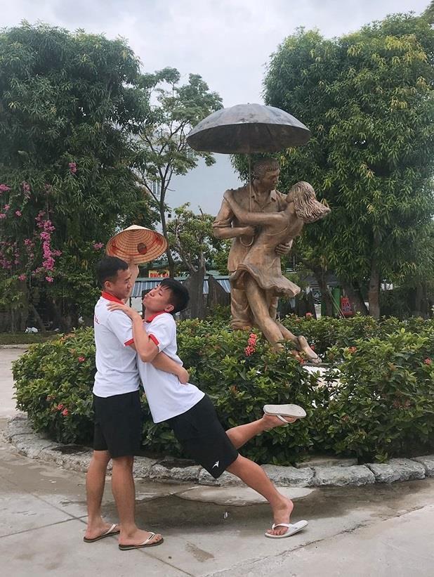 Tư Dũng đăng ảnh lầy lội, vợ sắp cưới và đồng đội thi nhau trêu chọc-1