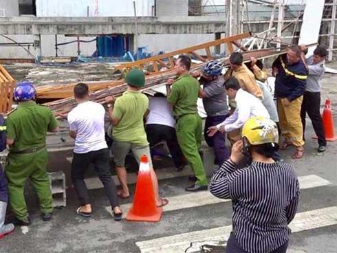 Sập cổng công trường, một phụ nữ ở Sài Gòn thoát chết