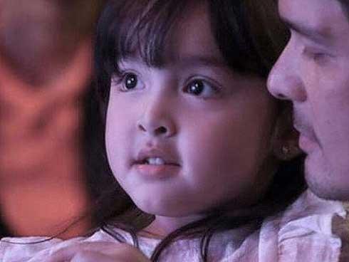 Mỹ nhân đẹp nhất Philippines mặc váy trễ ẵm con trai 4 tháng tuổi-3