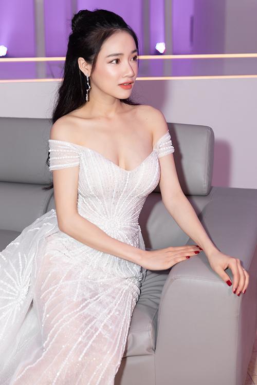 Nhã Phương khoe vòng 1 siêu to khổng lồ nhưng lại lộ một chi tiết bất thường-3