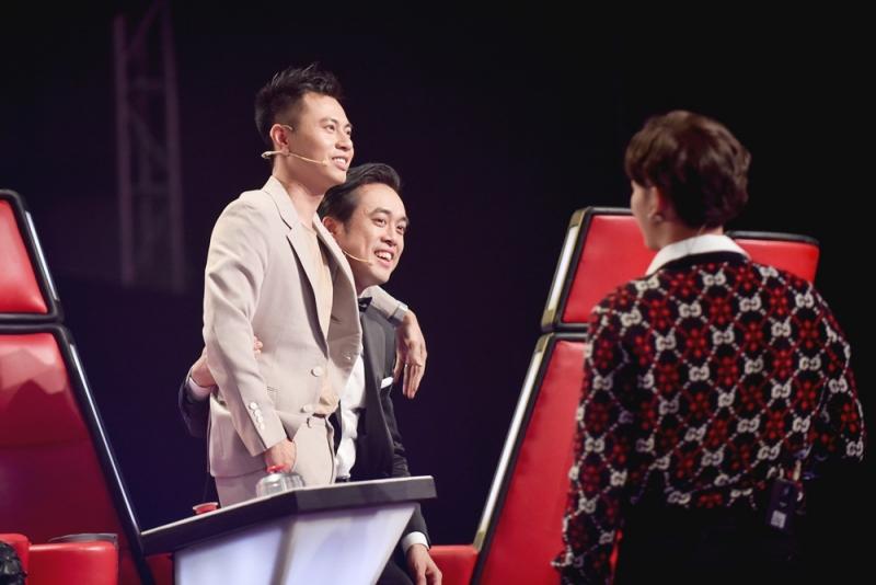 Hương Giang bật cười khi Phạm Quỳnh Anh đội vương miện siêu to khổng lồ tranh giành thí sinh-6