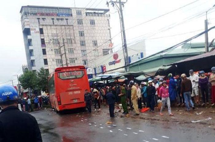 Xe khách vào chợ ven đường ở Gia Lai, ít nhất 3 người chết-1