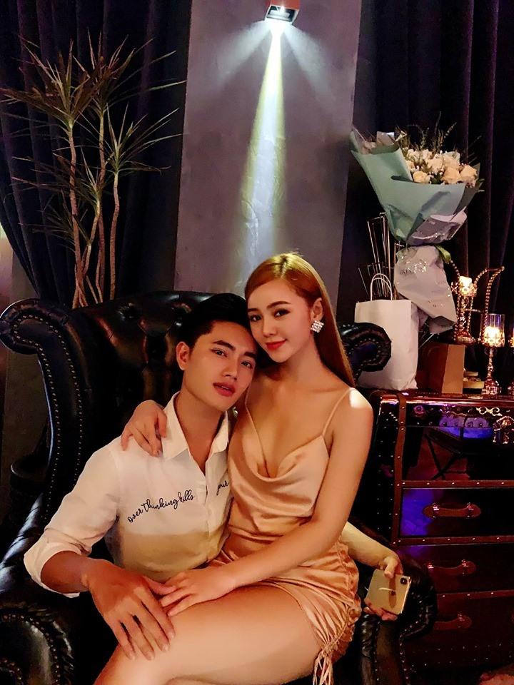 Lộ ảnh ăn mặc sexy ngồi lên đùi rồi hôn trai lạ, hot girl đình đám gốc Thái Bình khiến dân mạng choáng váng-2