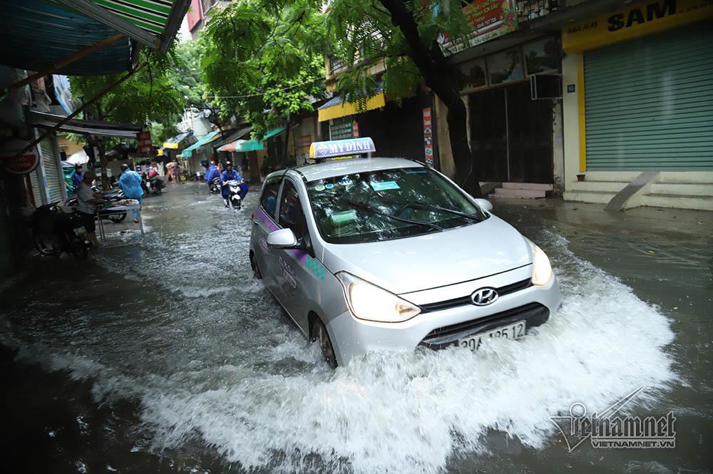 Hà Nội mưa tầm tã, gió phần phật, hàng chục cây xanh gãy đổ-1