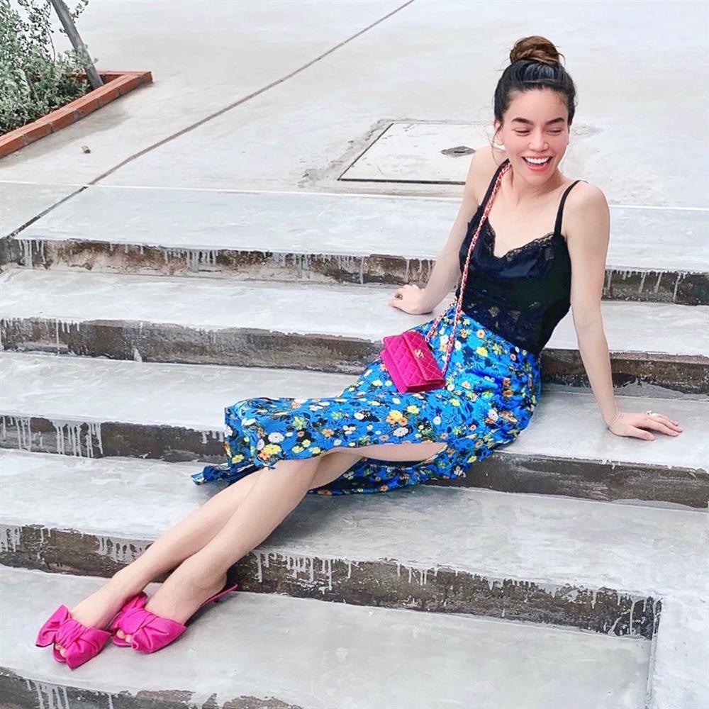 Tạo dáng sang chảnh trên máy bay nhưng Hồ Ngọc Hà lại bị bạn thân soi để tóc rối-2