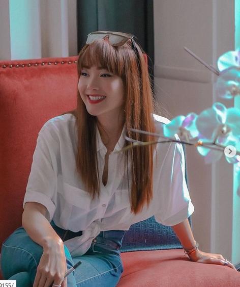 Tạo dáng sang chảnh trên máy bay nhưng Hồ Ngọc Hà lại bị bạn thân soi để tóc rối-8