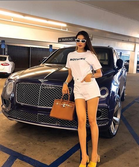 Tạo dáng sang chảnh trên máy bay nhưng Hồ Ngọc Hà lại bị bạn thân soi để tóc rối-9