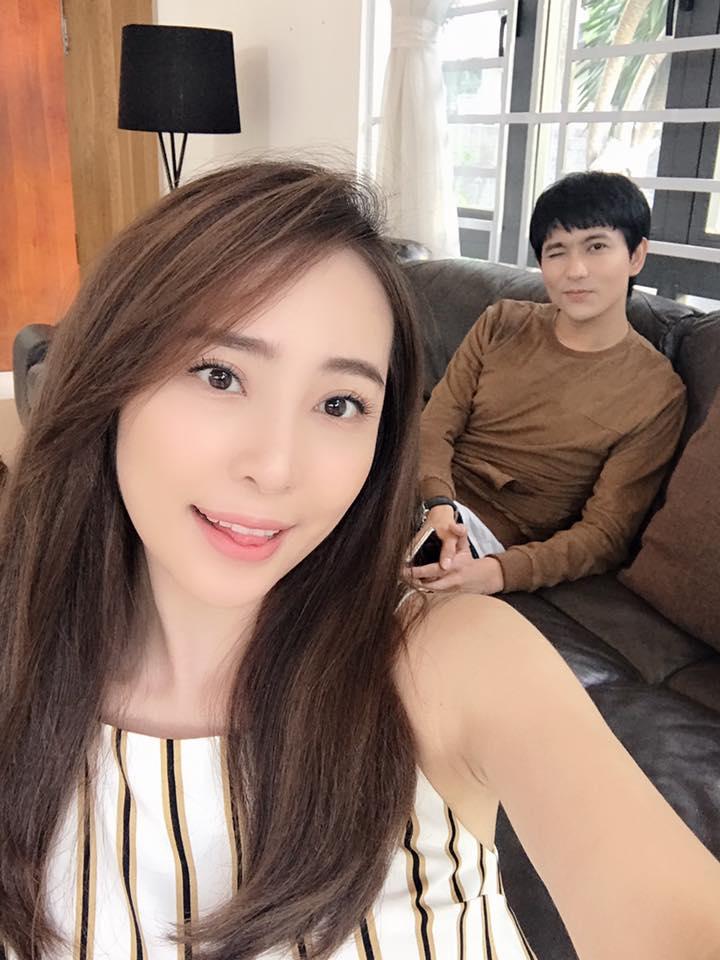 Tạo dáng sang chảnh trên máy bay nhưng Hồ Ngọc Hà lại bị bạn thân soi để tóc rối-11