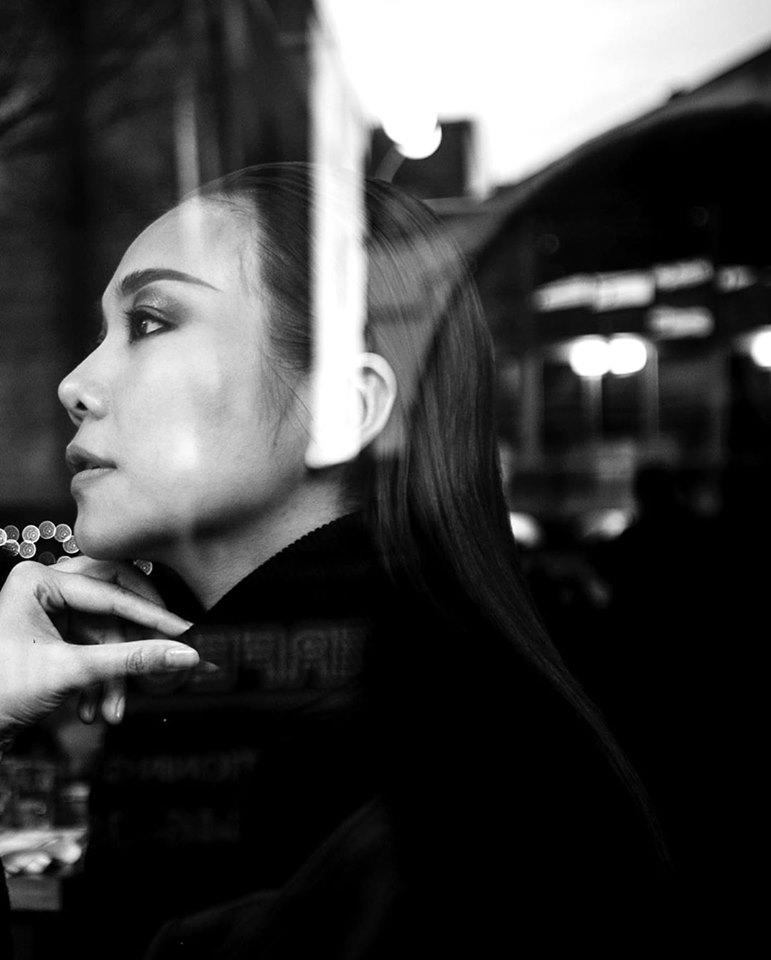 Tạo dáng sang chảnh trên máy bay nhưng Hồ Ngọc Hà lại bị bạn thân soi để tóc rối-12