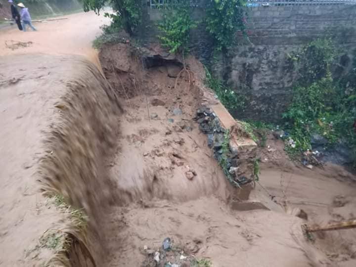 Clip: Thót tim nhìn cụ bà mắc kẹt giữa dòng nước lũ cuồn cuộn, cháu gái vừa quay clip vừa gào khóc thảm thiết-3