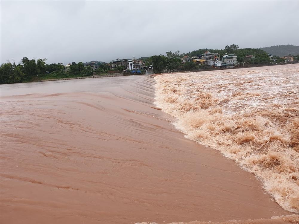 Video lũ cuồn cuộn trên sông ở Quảng Ninh, đắm 2 thuyền hàng-1