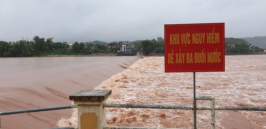 Video lũ cuồn cuộn trên sông ở Quảng Ninh, đắm 2 thuyền hàng-3