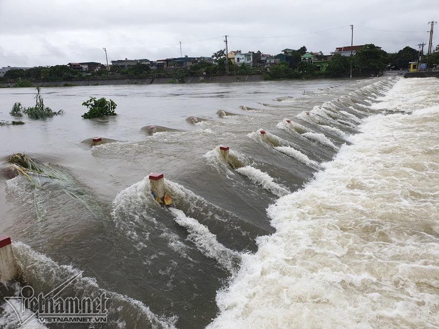 Video lũ cuồn cuộn trên sông ở Quảng Ninh, đắm 2 thuyền hàng-4