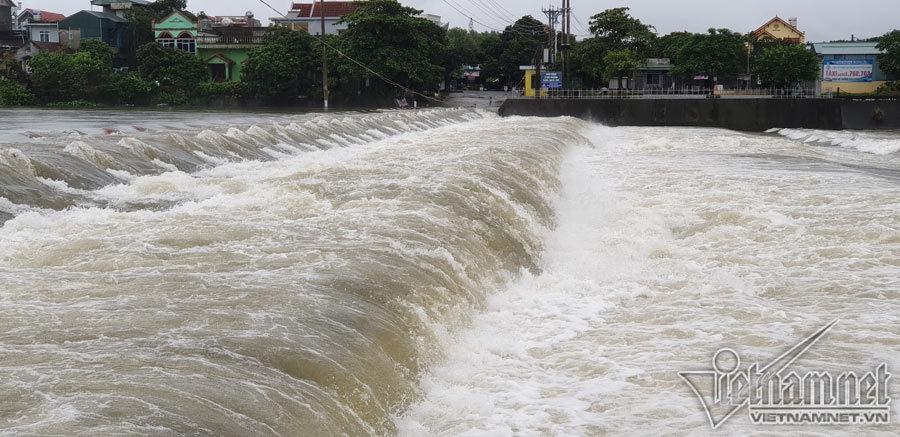 Video lũ cuồn cuộn trên sông ở Quảng Ninh, đắm 2 thuyền hàng-5