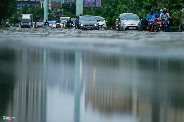 Mưa lớn kéo dài, đường Hà Nội ngập sâu cả ngày-1
