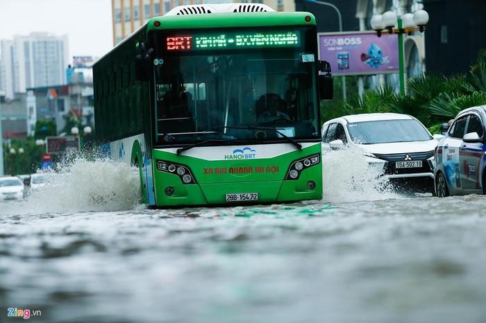 Mưa lớn kéo dài, đường Hà Nội ngập sâu cả ngày-2
