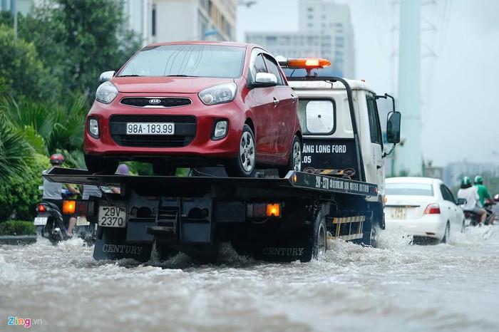 Mưa lớn kéo dài, đường Hà Nội ngập sâu cả ngày-3