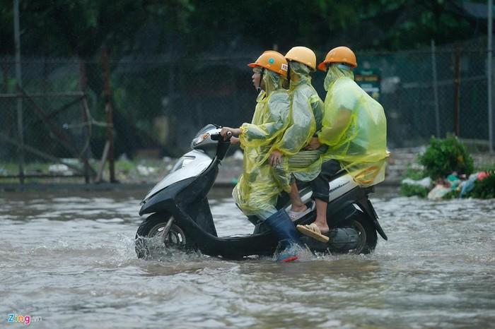 Mưa lớn kéo dài, đường Hà Nội ngập sâu cả ngày-4