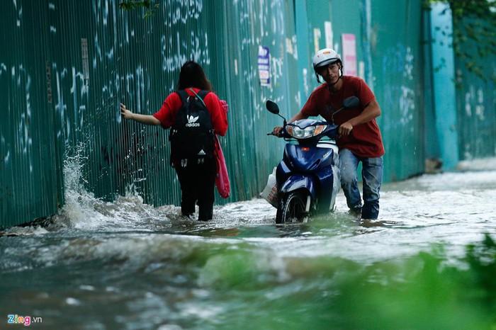 Mưa lớn kéo dài, đường Hà Nội ngập sâu cả ngày-5