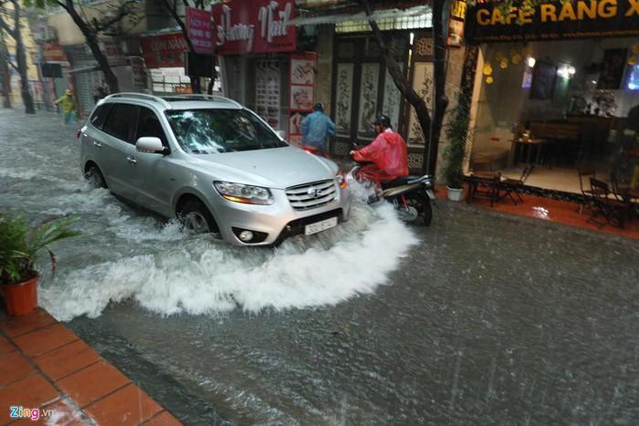Mưa lớn kéo dài, đường Hà Nội ngập sâu cả ngày-6