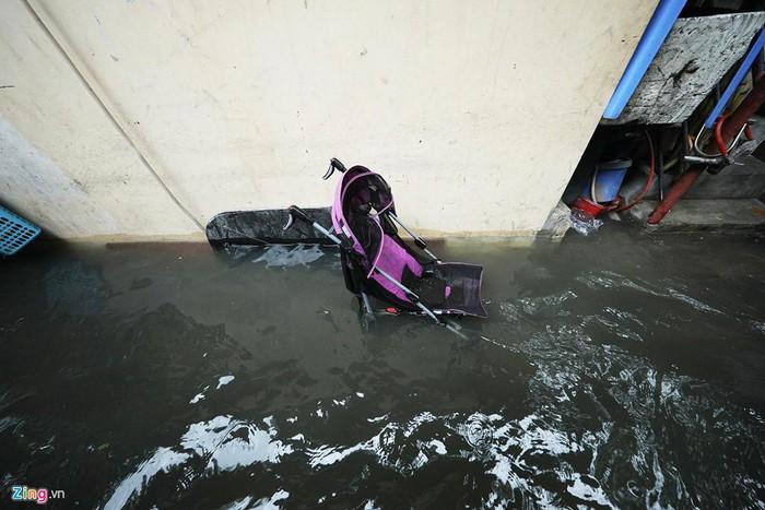 Mưa lớn kéo dài, đường Hà Nội ngập sâu cả ngày-8