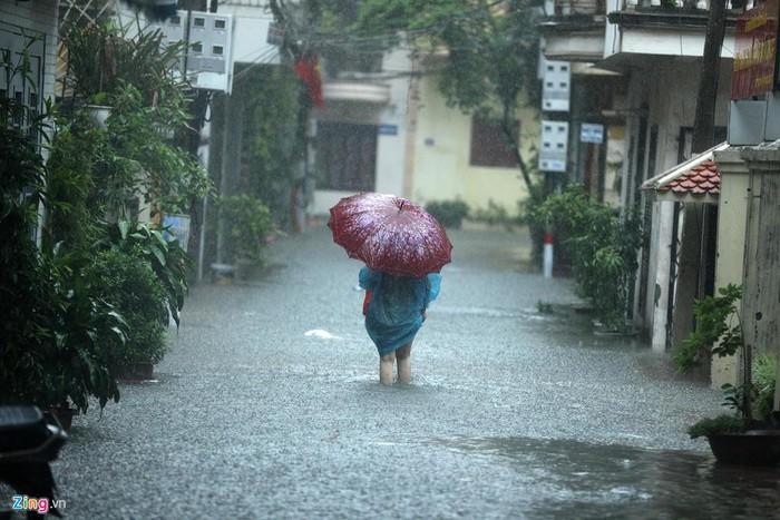 Mưa lớn kéo dài, đường Hà Nội ngập sâu cả ngày-10