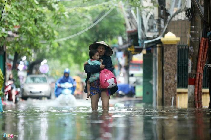 Mưa lớn kéo dài, đường Hà Nội ngập sâu cả ngày-12