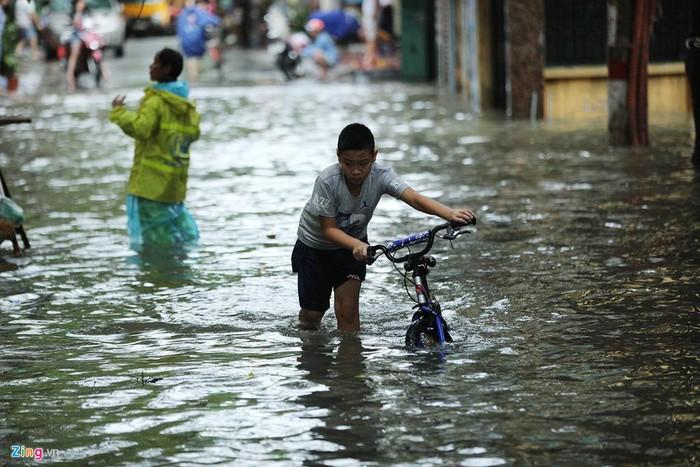 Mưa lớn kéo dài, đường Hà Nội ngập sâu cả ngày-13
