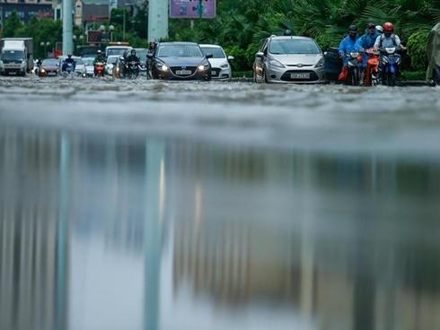 Mưa lớn kéo dài, đường Hà Nội ngập sâu cả ngày