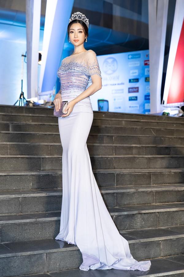 Lương Bằng Quang sánh bước dàn hoa hậu đình đám trên thảm đỏ Miss World Vietnam 2019-3