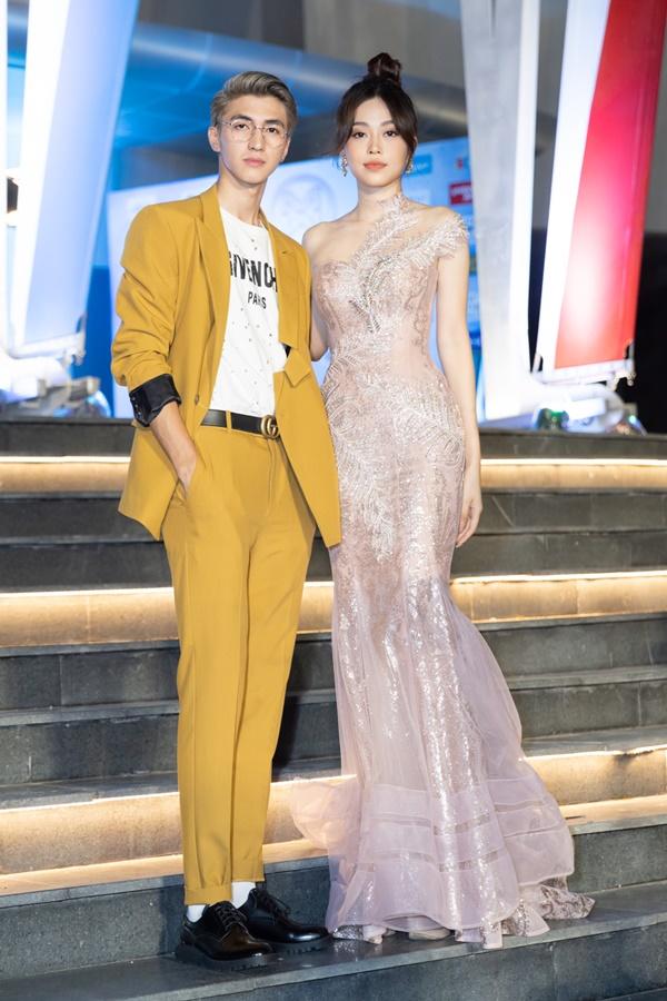 Lương Bằng Quang sánh bước dàn hoa hậu đình đám trên thảm đỏ Miss World Vietnam 2019-8