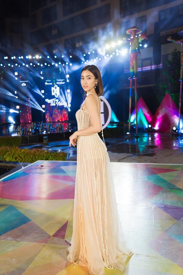 Đụng váy xuyên thấu lộ cả nội y nhưng Đỗ Mỹ Linh - Sam - Jolie Nguyễn vẫn đẹp bất chấp-3