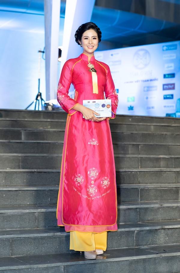 Lương Bằng Quang sánh bước dàn hoa hậu đình đám trên thảm đỏ Miss World Vietnam 2019-5