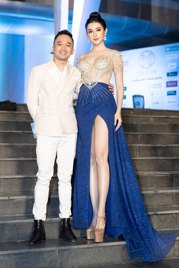 Lương Bằng Quang sánh bước dàn hoa hậu đình đám trên thảm đỏ Miss World Vietnam 2019-11