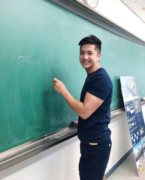 Chỉ một bức ảnh chụp chớp nhoáng, thầy giáo bất ngờ nổi như cồn nhờ ngoại hình đẹp bất chấp camera thường-1