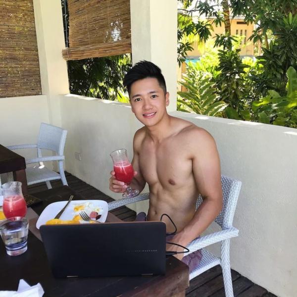 Chỉ một bức ảnh chụp chớp nhoáng, thầy giáo bất ngờ nổi như cồn nhờ ngoại hình đẹp bất chấp camera thường-2