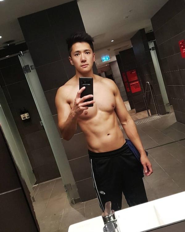 Chỉ một bức ảnh chụp chớp nhoáng, thầy giáo bất ngờ nổi như cồn nhờ ngoại hình đẹp bất chấp camera thường-3